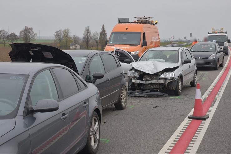 Három súlyos sérült az M80-ason, Körmendnél - álló kocsisorba hajtott egy Opel